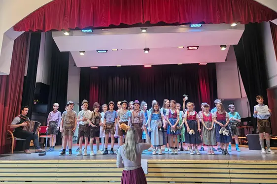 Die Kinder der GS- Rodeneck singen auf der Bühne beim Abschluss des Projektes Musigkischtl im März 2025.