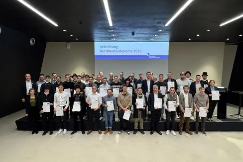 Die Diplomverleihung kommt einem Ritterschlag gleich: 49 neue Meister und Meisterinnen haben am 25. November im NOI Techpark ihr Diplom erhalten (LPA/Landesamt für Lehrlings- und Meisterausbildung).