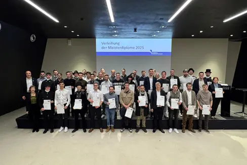 Die Diplomverleihung kommt einem Ritterschlag gleich: 49 neue Meister und Meisterinnen haben am 25. November im NOI Techpark ihr Diplom erhalten (LPA/Landesamt für Lehrlings- und Meisterausbildung).