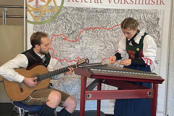 Als einzige Südtiroler Solistin nahm Pauline Maria Feichter mit dem Hackbrett am Wettbewerb teil. Im Bild von Samuel Huber an der Gitarre begleitet. (Foto: LPA/andesdirektion Deutsche und ladinische Musikschule)