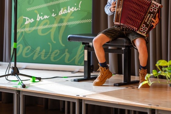 Die Steirische Harmonika war beim Südtiroler Volksmusikwettbewerb das am häufigsten gespielte Instrument. Im Bild Nicholas Macaluso Senoner (Musikschule Gröden) vor der Fachjury in der Grundschule Auer (Foto: LPA/Referat Volksmusik in der Landesdirektion Deutsche und ladinische Musikschule/Thomas Wallnöfer)