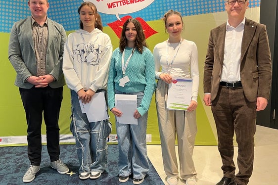 Sieger Klassische Rede Mittelschule (von links): Philipp Tarfusser (Stellvertretender Vorsitzender Südtiroler Jugendring), 3. Platz Alaa Jamal, 1. Platz Anna Antonia Zöggeler, 2. Platz Jenny Obkircher, Mariano Paris (Leiter Corporate Communication und Marketing Volksbank) (Foto: LPA/Anita Demetz)