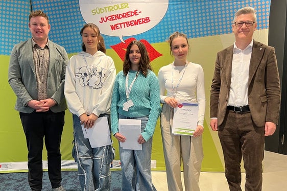 Sieger Klassische Rede Mittelschule (von links): Philipp Tarfusser (Stellvertretender Vorsitzender Südtiroler Jugendring), 3. Platz Alaa Jamal, 1. Platz Anna Antonia Zöggeler, 2. Platz Jenny Obkircher, Mariano Paris (Leiter Corporate Communication und Marketing Volksbank) (Foto: LPA/Anita Demetz)