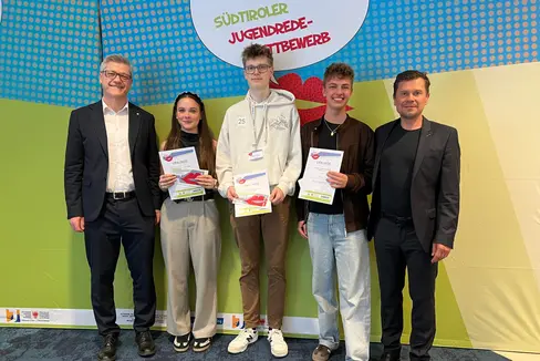 Sieger Spontanrede (von links): Mariano Paris (Leiter Kommunikation und Marketing Volksbank), 2. Platz Marie Niederstätter, 1. Platz Maximilian Gasser, 3. Noah Steiner, Konrad Pamer (Amtsdirektor Landesamt für Jugendarbeit) (Foto: LPA/Landesamt für Jugendarbeit/Anita Demetz)