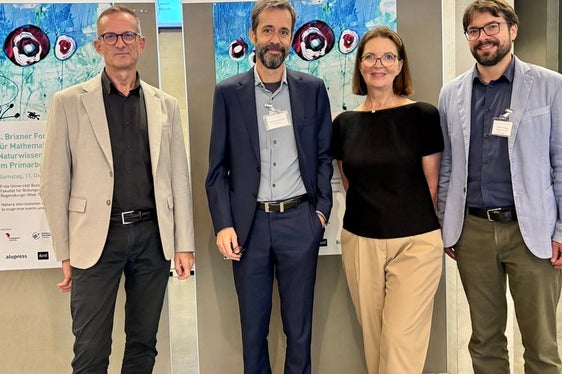Der Direktor der Pädagogischen Abteilung an der Deutschen Bildungsdirektion Martin Holzner (ganz links) mit Michael Gaidoschik, Gisela Lück und Robert Wagensommer. (Foto: LPA/Freie Universität Bozen/Eva Maria Lassnitzer)