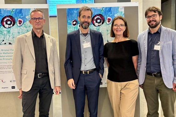 Der Direktor der Pädagogischen Abteilung an der Deutschen Bildungsdirektion Martin Holzner (ganz links) mit Michael Gaidoschik, Gisela Lück und Robert Wagensommer. (Foto: LPA/Freie Universität Bozen/Eva Maria Lassnitzer)