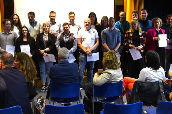 Lehrpersonen der Berufsbildung mit Landesdirektor Peter Prieth; Foto: Margit Pichler