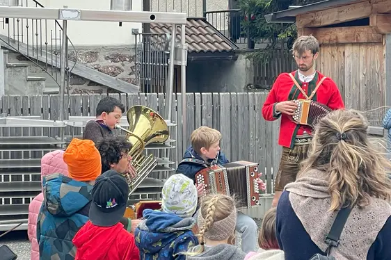 Die Schüler der GS Sexten musizieren mit den Referenten Michael und Christoph Hackhofer beim Abschluss des Projektes Musigkischtl XXL im April 2024.