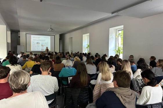 An die 100 Lehrerinnen und Lehrer für das Fach Geographie in Bozen nahmen an der Vorstellung des dritten Bandes der Reihe Diercke Geographie für Südtiroler Mittelschulen im Rahmen einer Fortbildungsveranstaltung der Pädagogischen Abteilung der Deutschen Bildungsdirektion am 9. Oktober im Landhaus 11 in Bozen teil. (Foto: LPA)