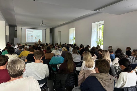 An die 100 Lehrerinnen und Lehrer für das Fach Geographie in Bozen nahmen an der Vorstellung des dritten Bandes der Reihe Diercke Geographie für Südtiroler Mittelschulen im Rahmen einer Fortbildungsveranstaltung der Pädagogischen Abteilung der Deutschen Bildungsdirektion am 9. Oktober im Landhaus 11 in Bozen teil. (Foto: LPA)