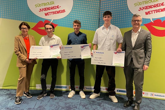 Sieger in der Kategorie Spontanrede, Oberschule: (v. l.) 2. Platz Valerio Gabriele Osto, 1. Platz Moritz Luther, 3. Platz Maximilian Focherini; (links und rechts außen) Gertrud Verdorfer (Pädagogische Abteilung), Mariano Paris (Volksbank) Foto: Ulrike Huber