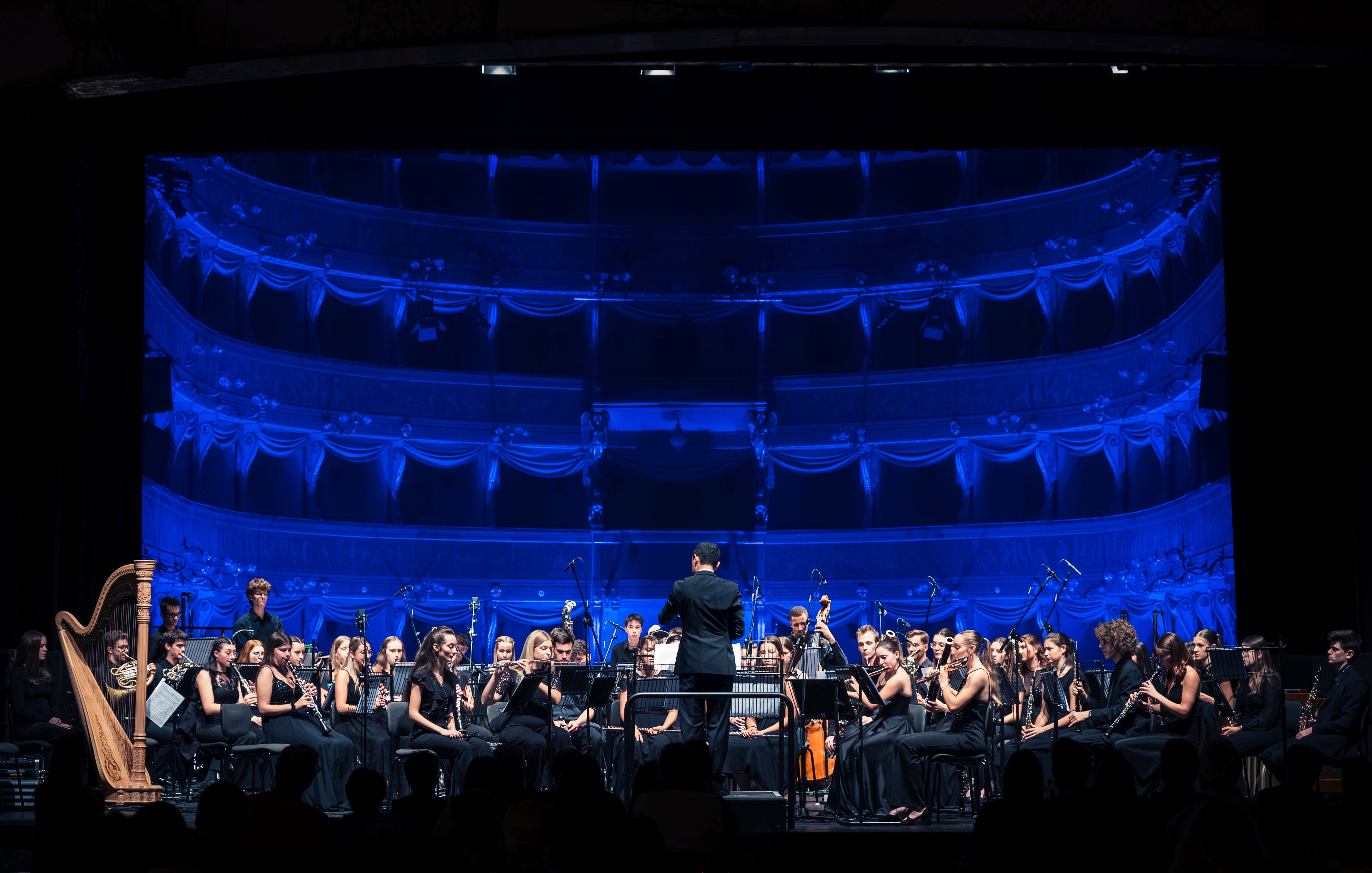 Das Holzblasorchester HoBla-O wurde 2009 gegründet und bietet jungen Musikerinnen und Musikern die Möglichkeit, erste Erfahrungen in der klanglichen Vielfalt eines Orchesters zu sammeln. (Foto: LPA/Landesdirektion Deutsche und ladinische Musikschule/Matteo Beberi-Alpen Classica)