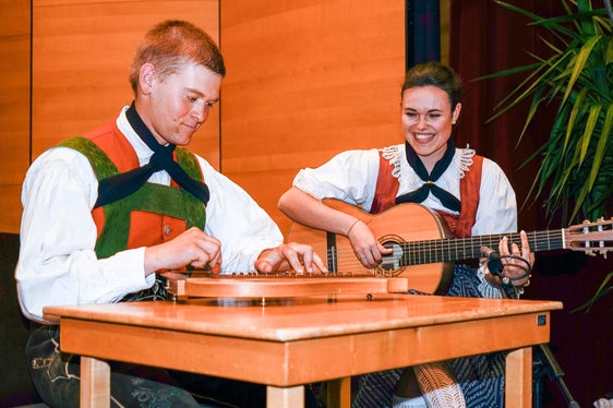 Das Raffele steht bei Veranstaltungen, Kursen und Wettbewerben in Südtirol immer wieder im Mittelpunkt. Im Bild Michael Mühlsteiger am Raffele und Sibylle Siller an der Gitarre beim 6. Südtiroler Volksmusikwettbewerb 2024 in Auer. (Foto: LPA/ Referat Volksmusik/Kurt Fasolt)