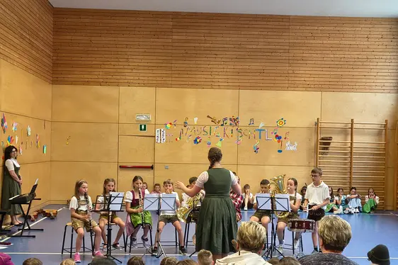 Schülerinnen und Schüler der GS Ridnaun musizieren mit Referentin Annelies Gschliesser beim Abschluss des Projektes Musigkischtl im Mai 2026.