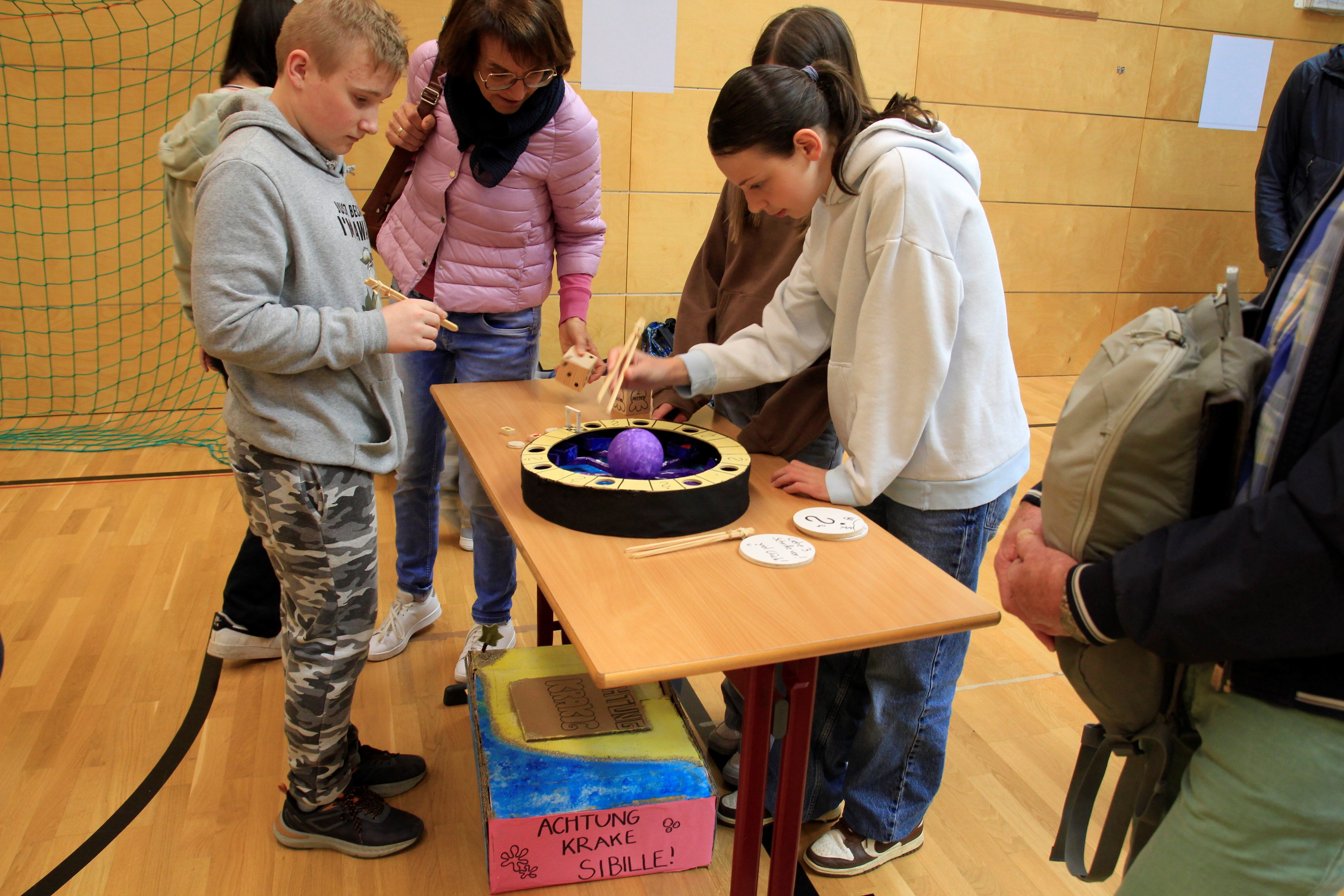 „Clever gebaut gibt Jugendlichen nicht nur die Chance, ihre handwerklichen Fähigkeiten praktisch anzuwenden, sondern sie lernen auch, wie wichtig Teamarbeit und Engagement in der Umsetzung eigener Ideen sind.