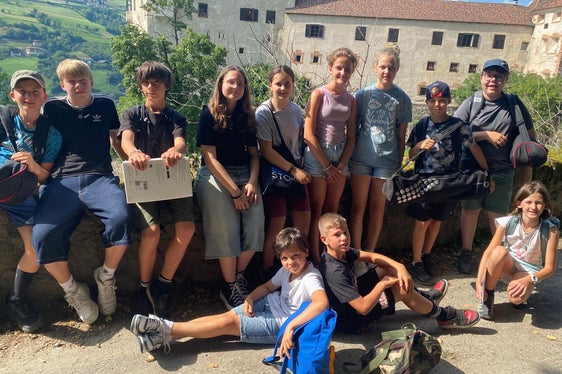 Die Burgen im Blick hatten die Workshopteilnehmerinnen und -teilnehmer unter anderem bei der Exkursion zur Trostburg. (Foto: LPA/Pädagogische Abteilung der Deutschen Bildungsdirektion/Thomas Troi)