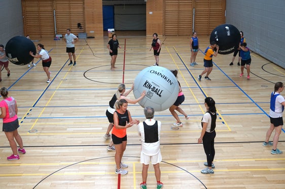 Kooperation statt Einzelaktion. Kin-Ball ist eine jener Mannschaftssportarten, mit denen das Sportforum Mals neue Impulse für den Sportunterricht setzt. (Foto: Archivbild Sportforum Mals 2024/Roland Weithaler)