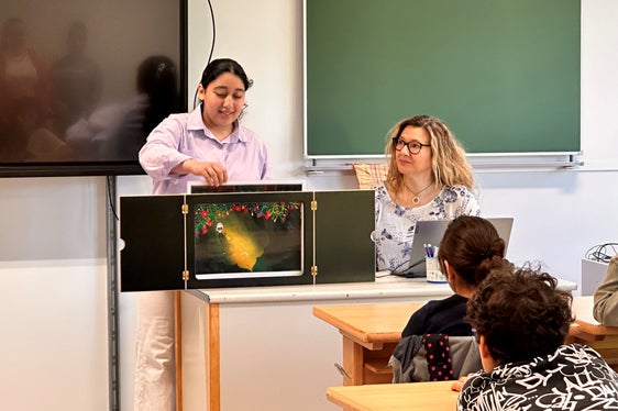 Lettura in lingua d’origine: Le studentesse hanno preparato una serie di attività coinvolgenti, tra cui gli spettacoli con il Kamishibai, una caratteristica forma di narrazione per immagini.