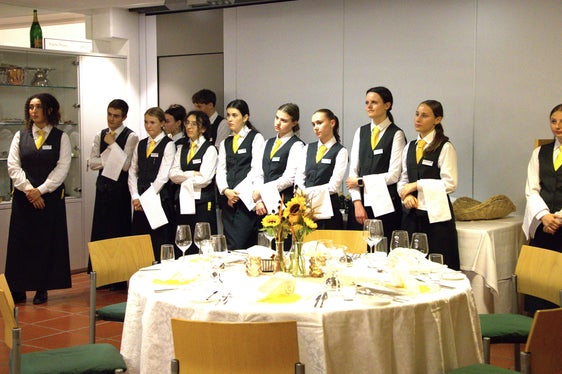 Schülerinnen und Schüler des Berufsbildungszentrums Emma Hellenstainer gestalteten den feierlichen Rahmen der Pensionistenfeier in Brixen. (Foto: LPA/Deutsche Bildungsdirektion/Stefanie Ausserer)