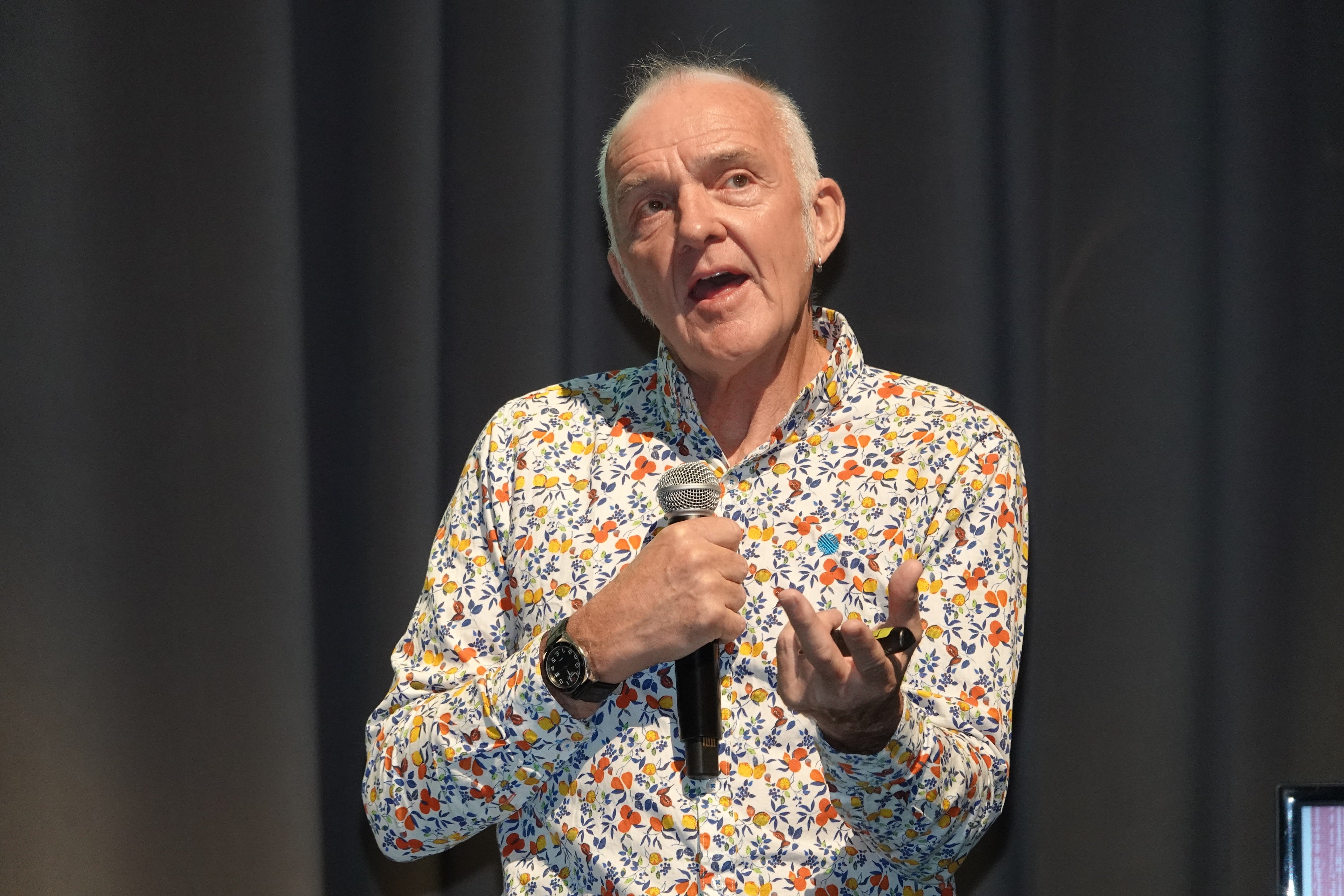 Großtagung für Lehrerinnen und Lehrer im Fach Englisch in der Eurac in Bozen: Referent Paul Seligson ist international bekannt für seine praxisorientierten und lernendenzentrierten Ansätze. (Foto: LPA/Deutsche Bildungsdirektion)
