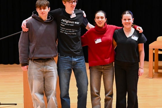 Traten als Team 1 an: Fabian Aufderklamm (Franziskanergymnasium), Julius Ploner (Sprachen- und Realgymnasium Bruneck), Sarah Pappalardo (Realgymnasium Bozen), Ida Tapfer (Klassisches, Sprachen- und Kunstgymnasium Bozen). Foto: Margit Pichler