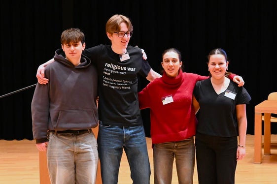 Traten als Team 1 an: Fabian Aufderklamm (Franziskanergymnasium), Julius Ploner (Sprachen- und Realgymnasium Bruneck), Sarah Pappalardo (Realgymnasium Bozen), Ida Tapfer (Klassisches, Sprachen- und Kunstgymnasium Bozen). Foto: Margit Pichler