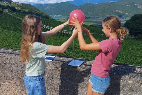Sommeakademie Sapientia Ludens: Unter dem Motto Knack die Nuss! setzen sich Schülerinnen und Schüler aus ganz Südtirol auch in diesem Jahr wieder intensiv mit selbst gewählten Themen auseinander. Im Bild eine Momentaufnahme eines Workshops der Sommerakademie im vergangenen Jahr. (Foto: LPA/Pädagogische Abteilung der Deutschen Bildungsdirektion/Markus Kofler)