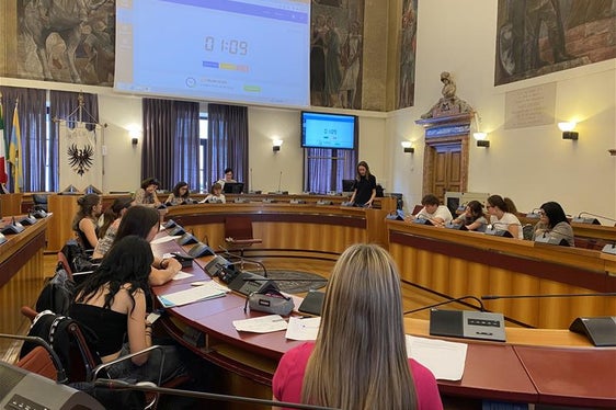Der Wettbewerb fand vor beeindruckender Kulisse statt: der Saal des Trentiner Gemeinderats im Palazzo Thun.
An der Rednerbühne Caterina Perini vom Gymnasium “Sophie Scholl” aus Trient.