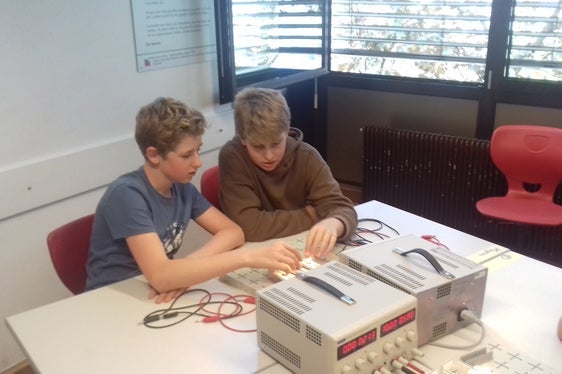 Sommerakademie der Mittelschule, 2024: Mit den Grundlagen der Elektronik setzten sich die Schüler Marius und Magnus im „Workshop Steuern und regeln auseinander“. (Foto: LPA/Pädagogische Abteilung der Deutschen Bildungsdirektion/Martin Niederkofler)