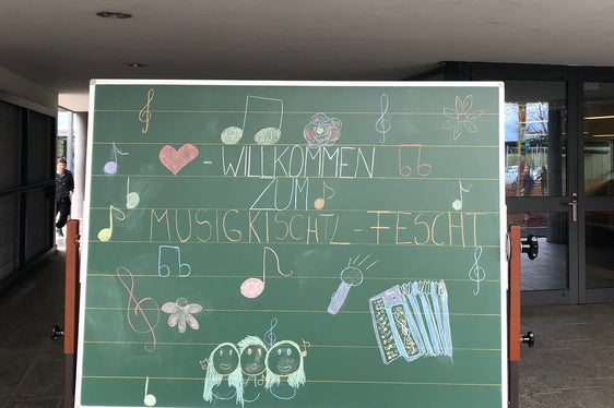 Willkommensgruß in der Grundschule Lana (Foto: LPA/Referat Volksmusik in der Landesdirektion Deutsche und ladinische Musikschule)