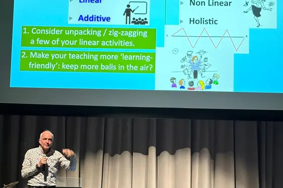 Paul Seligson on Teaching vs. Learning. Bild: Deutsche Bildungsdirektion/Elisabeth Pfattner Lizenz: ©