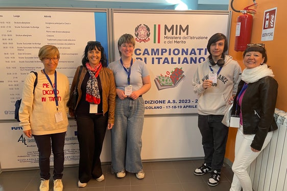 v. l.) Francesca Amodio (Lehrperson), Cristina Corbetta (Lehrperson), Silvia Reinalter (Gewinnerin des Landeswettbewerbs Kategorie Senior), Elias Rossetti (Gewinner des Landeswettbewerbs Kategorie Junior), Daniela Lanzerotti (Lehrperson)