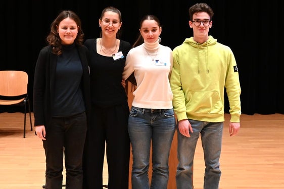Gingen als Team 2 an den Start: Silvia Pancheri (Franziskanergymnasium), Mia Market (Realgymnasium Bozen), Beatrice Rovegno (Sprachen- und Realgymnasium Bruneck), Simon Thaler (Oberschulzentrum Sterzing). Foto: Margit Pichler
