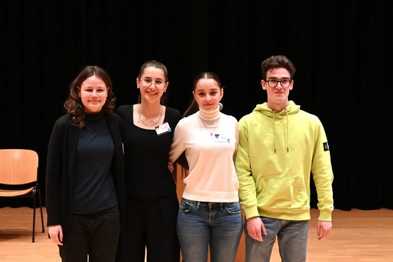 Gingen als Team 2 an den Start: Silvia Pancheri (Franziskanergymnasium), Mia Market (Realgymnasium Bozen), Beatrice Rovegno (Sprachen- und Realgymnasium Bruneck), Simon Thaler (Oberschulzentrum Sterzing). Foto: Margit Pichler