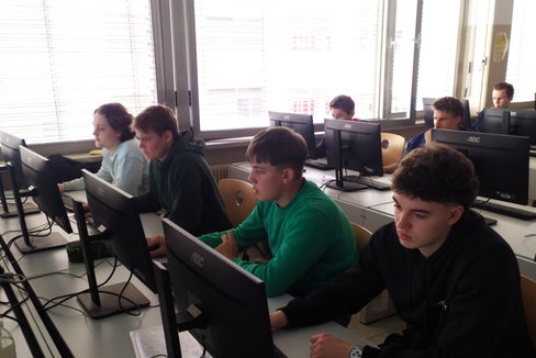 Die Jugendlichen arbeiteten konzentriert im Computerraum der Wirtschaftsfachoberschule WFO Heinrich Kunter Bozen am landesweiten Quiz zur Politischen Bildung. Insgesamt nahmen 64 Schülerinnen und Schüler teil. (Foto: LPA/Pädagogische Abteilung der Deutschen Bildungsdirektion/Paolo Debertol)