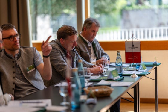 An drei verschiedenen Standorten bewerteten insgesamt drei Fachjurys mit Jurorinnen und Juroren aus Südtirol und Österreich neben der Musik auch den Gesamteindruck, vom ausgewählten Musikstück bis hin zum Einsatz von Stimmen und Instrumenten. Im Bild (von links) die Juroren Hannes Premstaller, Peter Margreiter (Nordtirol) und Gernot Niederfriniger (Foto: LPA/Referat Volksmusik in der Landesdirektion Deutsche und ladinische Musikschule/Thomas Wallnöfer)