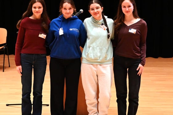 Belegten den 2. Platz: Maya Irsara (Realgymnasium Bozen), Eva Maria Plattner (Franziskanergymnasium), Sondos Tabouni (Sozialwissenschaftliches Gymnasium Bozen) und Daniela Mölgg (Sprachen- und Realgymnasium Bruneck). Foto: Margit Pichler