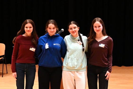 Belegten den 2. Platz: Maya Irsara (Realgymnasium Bozen), Eva Maria Plattner (Franziskanergymnasium), Sondos Tabouni (Sozialwissenschaftliches Gymnasium Bozen) und Daniela Mölgg (Sprachen- und Realgymnasium Bruneck). Foto: Margit Pichler