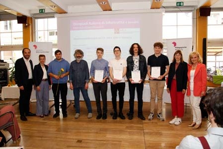 David Mairhofer, Damian Mayr, Fabian Reifer, Serafim Thaler nahmen am nationalen Mannschaftswettbewerb der Informatik-Olympiade (Wettbewerbszyklus 2022/2023) teil.