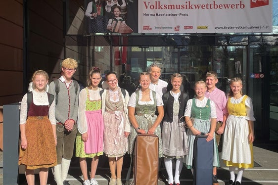 77 Teilnehmerinnen und Teilnehmer aus Südtirol waren beim 25. Alpenländischen Volksmusikwettbewerb dabei. Darunter auch viele Gruppen aus den Musikschulen, im Bild die Huzabichl Geignmusik und die Ragau Geigenmusik mit Lehrer Erich Feichter. (Fotonachweis: LPA/Landesdirektion Deutsche und Ladinische Musikschule)