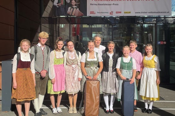 77 Teilnehmerinnen und Teilnehmer aus Südtirol waren beim 25. Alpenländischen Volksmusikwettbewerb dabei. Darunter auch viele Gruppen aus den Musikschulen, im Bild die Huzabichl Geignmusik und die Ragau Geigenmusik mit Lehrer Erich Feichter. (Fotonachweis: LPA/Landesdirektion Deutsche und Ladinische Musikschule)