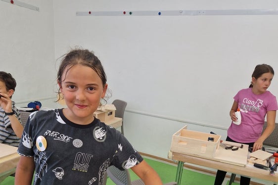 Ihr eigenes Traumhaus konnten die Schülerinnen und Schüler in der Modellbau-Werkstatt“ realisieren, im Bild Michele. (Foto: LPA/Begabungs- und Begabtenförderung der Pädagogischen Abteilung der Deutschen Bildungsdirektion/Eva Enderle)