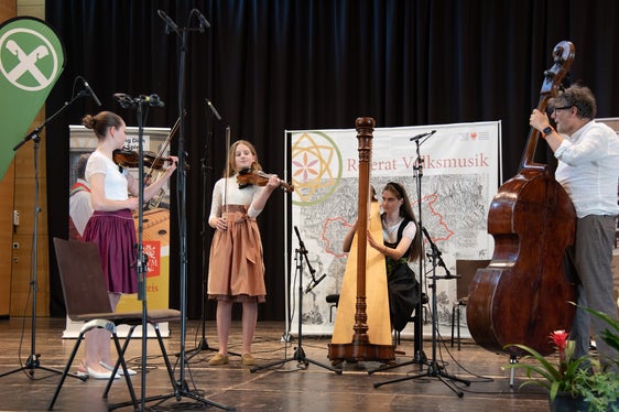 Gruppe Huzabichl Geign: Christa Gasser, Nahla Maria Hackhofer, Lena Wolfsgruber und Lehrer Erich Feichter (Foto: LPA/Franz Hermeter)