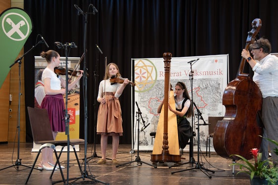 Gruppe Huzabichl Geign: Christa Gasser, Nahla Maria Hackhofer, Lena Wolfsgruber und Lehrer Erich Feichter (Foto: LPA/Franz Hermeter)