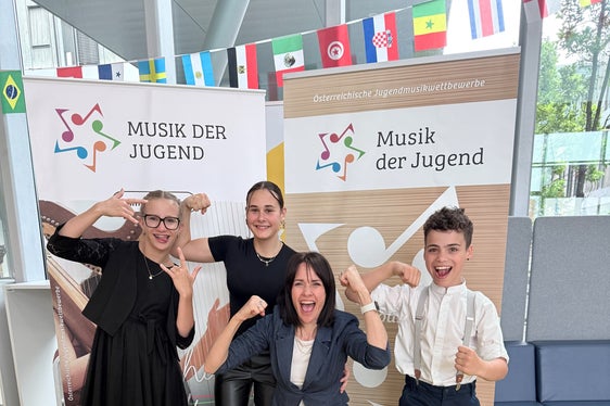 Beim Bundeswettbewerb prima la musica 2026 in Eisenstadt (von links): Julia Anna Stocker, Marie Dorfmann, Lehrerin Reinhilde Gamper, Julius Nöckler (Foto: LPA/privat)