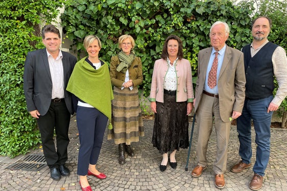 2023 wurde in San Michele all'Adige vom Referat Volksmusik und dem Volkskundemuseum METS eine Tagung zum Wirken von Walter Deutsch organisiert, an dem Professor Deutsch selbst teilnahm (im Bild v.l. Thomas Nußbaumer vom Mozarteum Innsbruck, Manuela Cristofoletti vom Referat Volksmusik, Dorothea Draxler vom Volkskultur Niederösterreich, Anita Frühwirth vom Österreichisches Volksliedwerk, Prof. Walter Deutsch, Ulrich Morgenstern von der Universität für Musik und darstellende Kunst Wien; Foto: Dorothea Draxler.