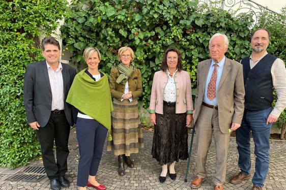 2023 wurde in San Michele all'Adige vom Referat Volksmusik und dem Volkskundemuseum METS eine Tagung zum Wirken von Walter Deutsch organisiert, an dem Professor Deutsch selbst teilnahm (im Bild v.l. Thomas Nußbaumer vom Mozarteum Innsbruck, Manuela Cristofoletti vom Referat Volksmusik, Dorothea Draxler vom Volkskultur Niederösterreich, Anita Frühwirth vom Österreichisches Volksliedwerk, Prof. Walter Deutsch, Ulrich Morgenstern von der Universität für Musik und darstellende Kunst Wien; Foto: Dorothea Draxler.