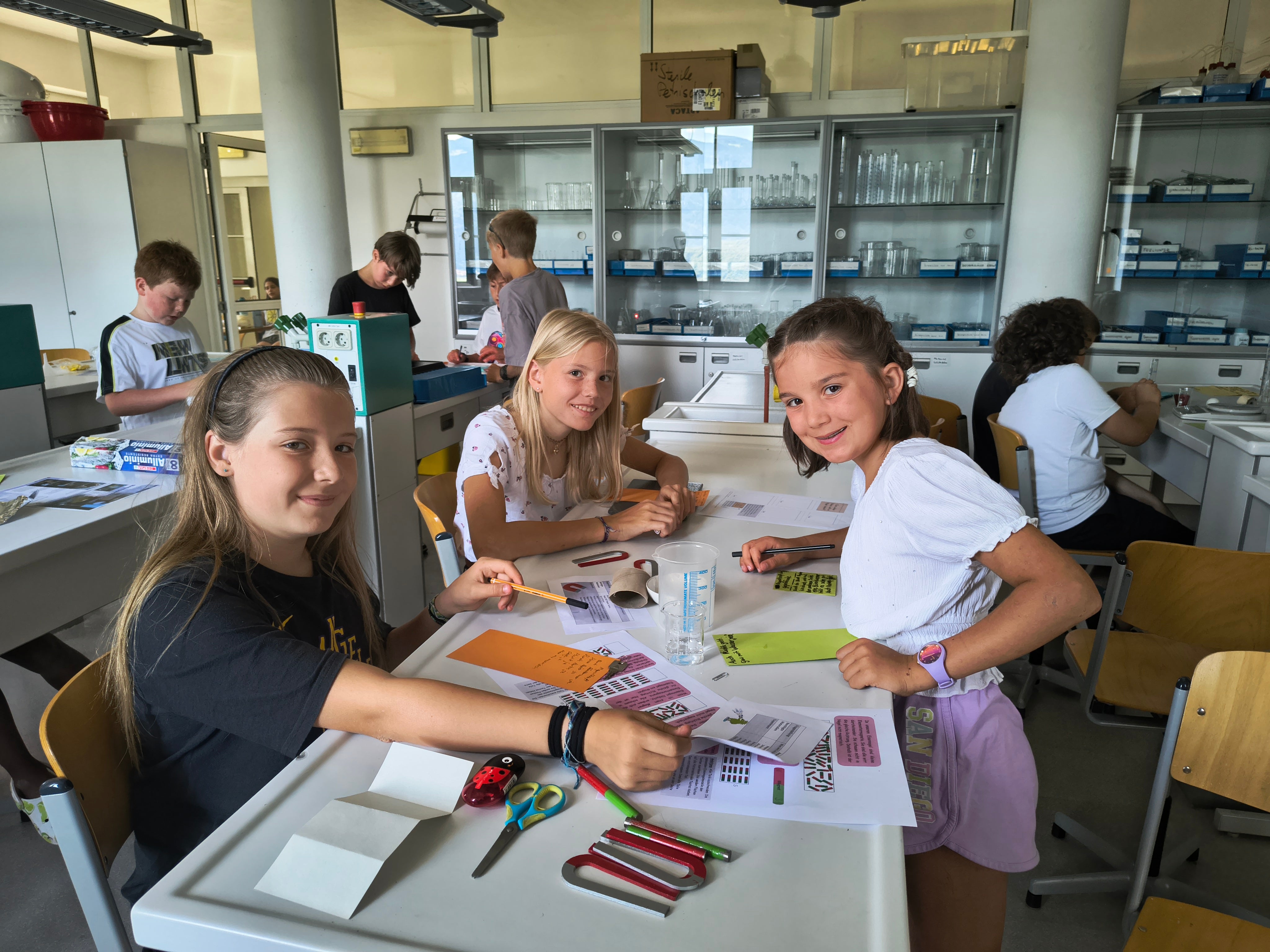 74 Schülerinnen und Schüler von Grundschulen aus ganz Südtirol haben am 11. Juli ihre Sommerakademie-Woche abgeschlossen. (Foto: LPA/Arbeitsbereich Begabungs- und Begabtenförderung der Pädagogischen Abteilung der Deutschen Bildungsdirektion/Alexander Ulbricht)