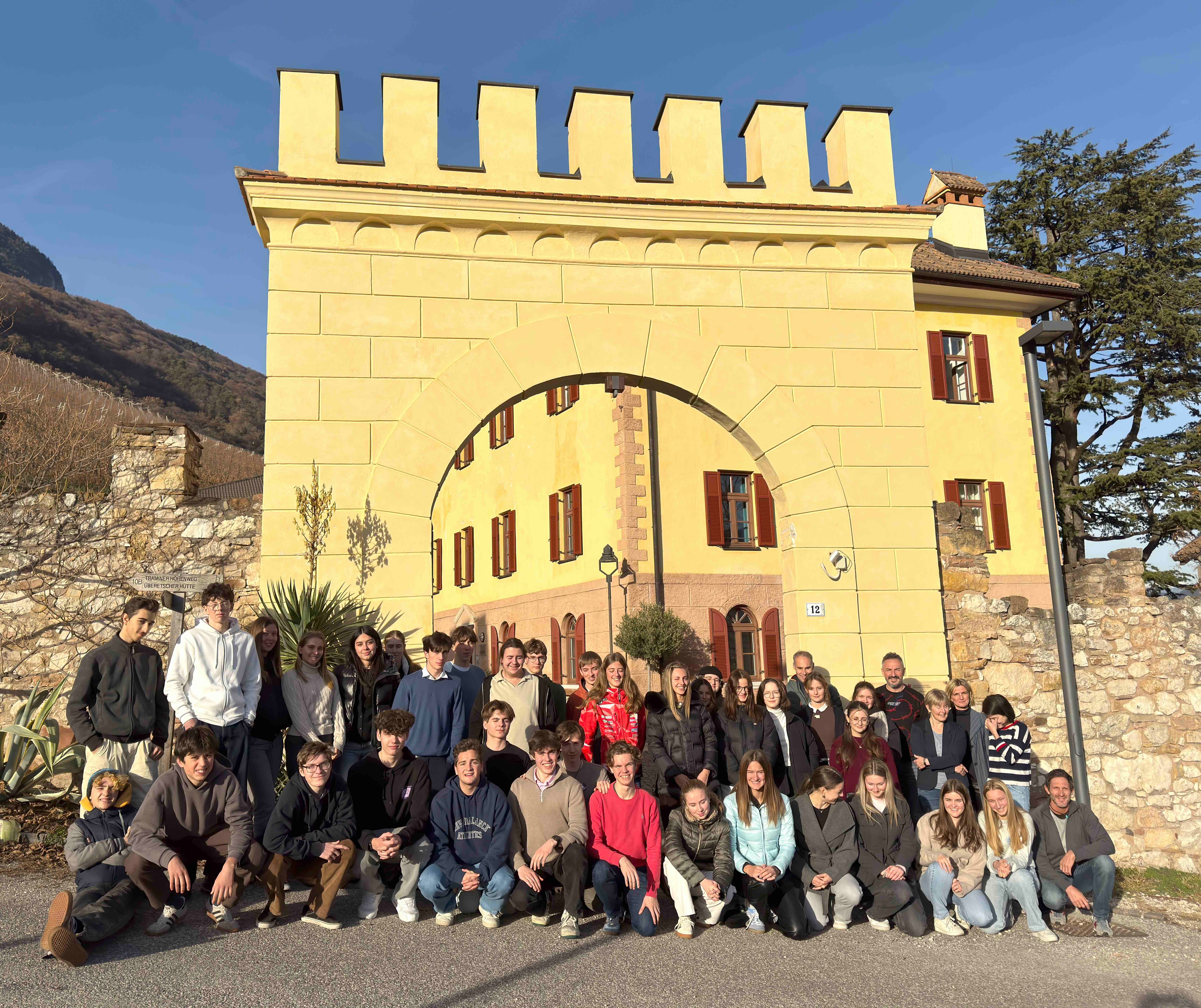39 Schülerinnen und Schüler aus 16 Oberschulen des Landes haben am Angebot für die Begabungs- und Begabtenförderung der Pädagogischen Abteilung der Deutschen Bildungsdirektion teilgenommen. Im Bild die Teilnehmerinnen und Teilnehmer der Talente Tage 2025 vor dem Eingang zur Fortbildungsakademie Schloss Rechtenthal in Tramin. (Foto: Lorenz Platter)
