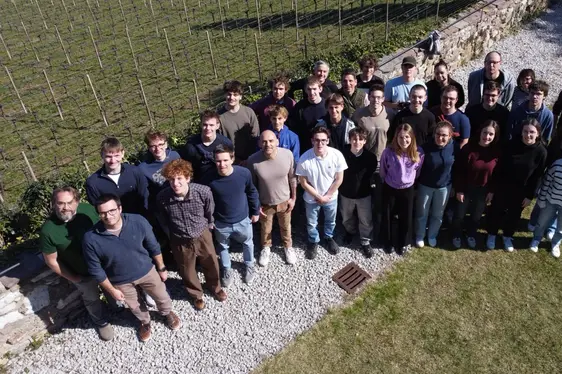 Teilnehmerinnen und Teilnehmer an der Mathematik-Modellierungswoche 2025, aufgenommen mit einer Drohne vom Schüler Tobias Pobitzer vom Realgymnasium Meran
